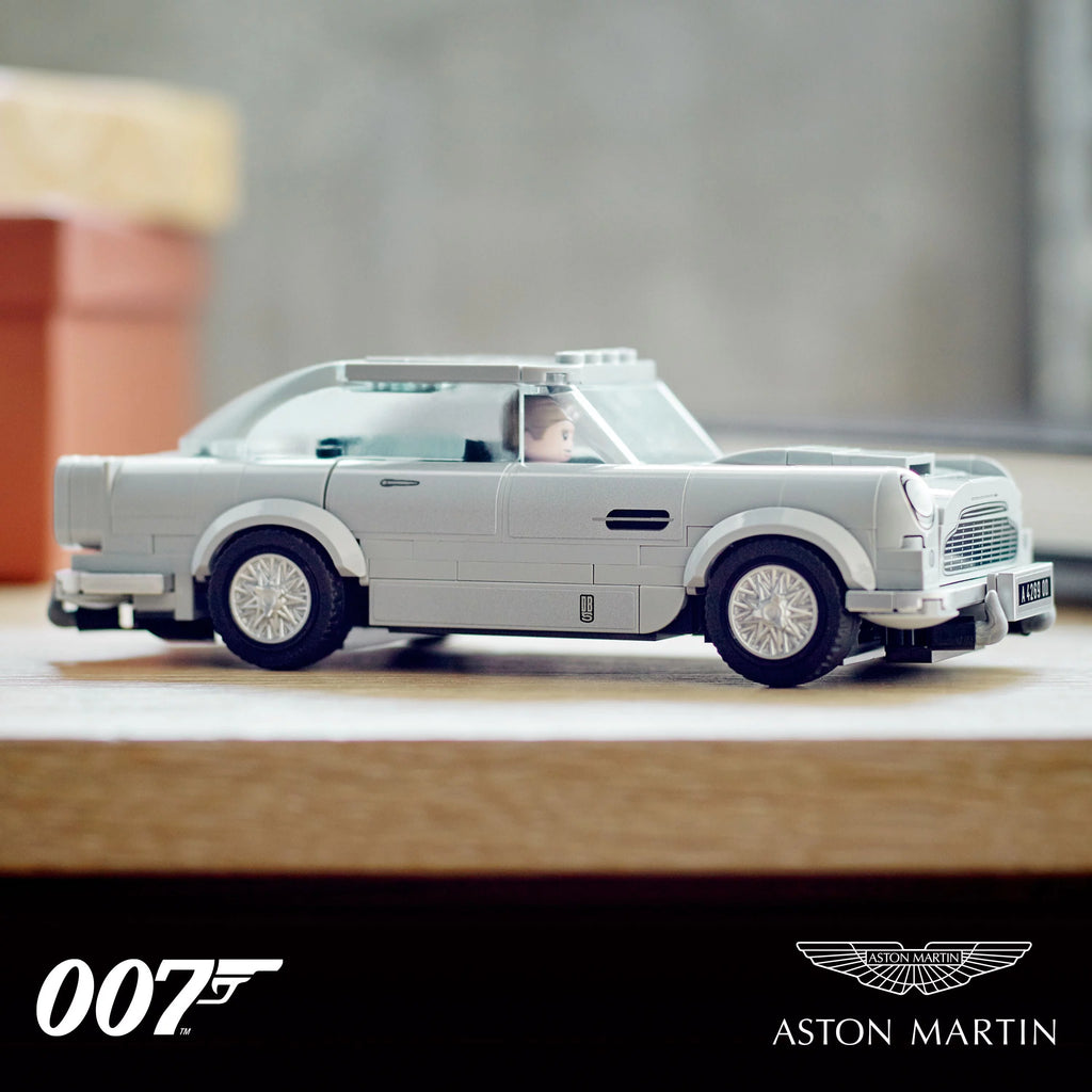 Building Toy Set with Car Model and Minifigure R604