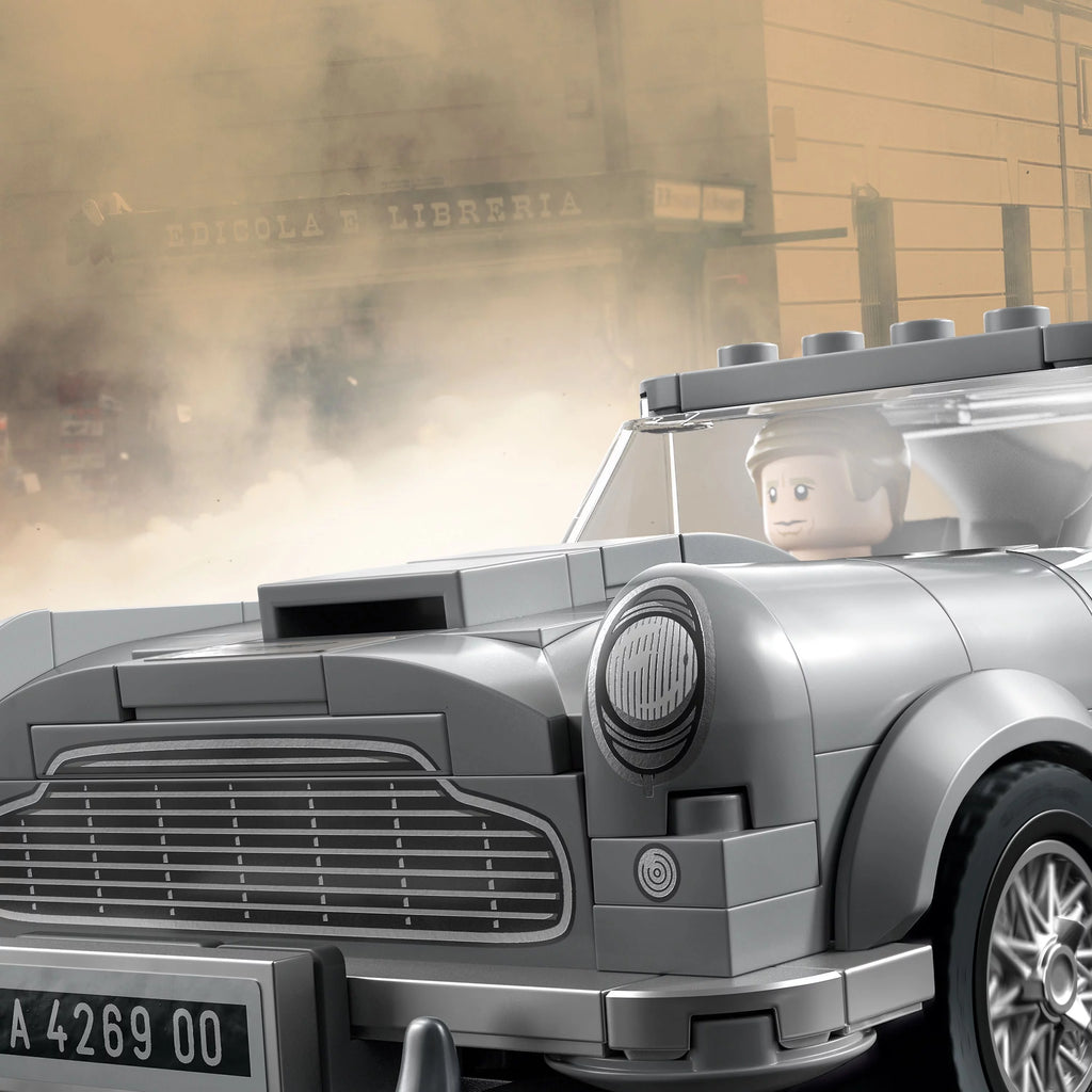 Building Toy Set with Car Model and Minifigure R604