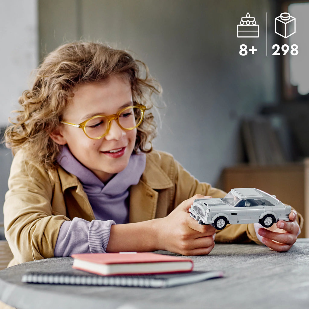 Building Toy Set with Car Model and Minifigure R604