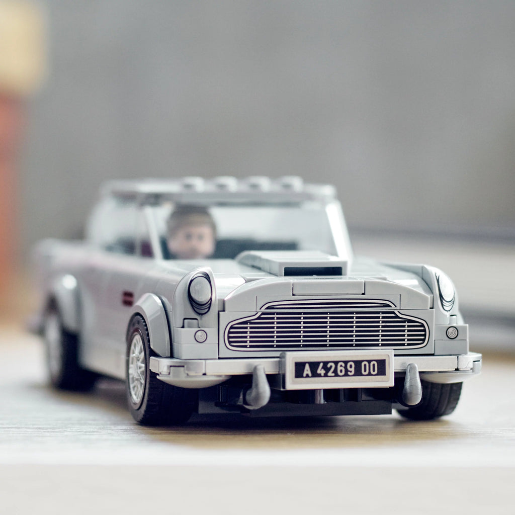 Building Toy Set with Car Model and Minifigure R604