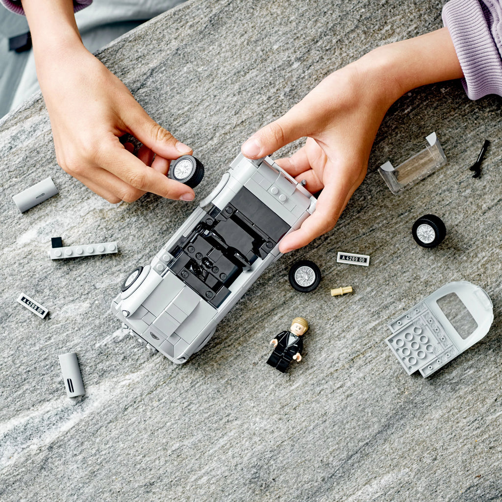 Building Toy Set with Car Model and Minifigure R604